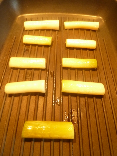 chou-fleur,beurre clarifié,poireaux,beurre,umeboshi,saumon,mirin,sauce soja,saké,piment d'espelette,sucre,pimenton,concentré de tomates,vinaigre de vin rouge,poivrons,amandes,noisettes,safran,ail,pain,huile d'olive