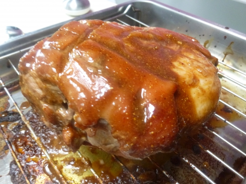 jambon de porcelet,cumin,coriandre,gingembre,miel,sauce teriyaki,sucre brun,sucre blanc,moutarde,5 épices,piment de cayenne,muscade,ananas,golden,navets,beurre,buternut,orange,carottes,pommes de terre,jeunes oignons,coriandre fraiche