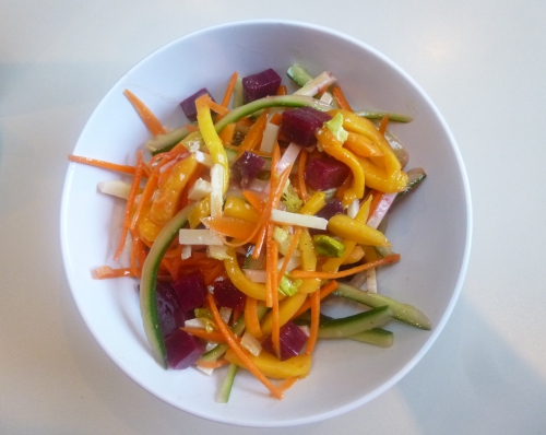 Carottes, Jeunes concombres, Mangue, Pecorino, Little Gem, Pistaches, Raisins Secs, Betterave, Citron Vert, Miel, Huile d'Olive, Piment d'Espelette