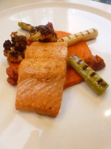 chou-fleur,beurre clarifié,poireaux,beurre,umeboshi,saumon,mirin,sauce soja,saké,piment d'espelette,sucre,pimenton,concentré de tomates,vinaigre de vin rouge,poivrons,amandes,noisettes,safran,ail,pain,huile d'olive