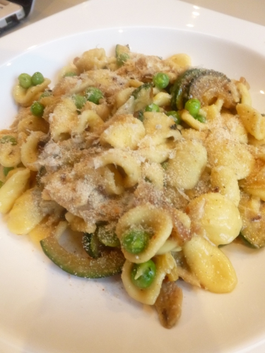 Orecchiette, Poulet Rôti, Petits Pois, Huile d'Olive, Echalotes, Courgette, Bouillon de Légumes, Chapelure aux câpres, Parmesan