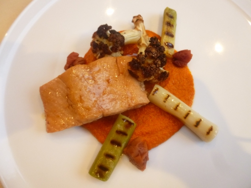 chou-fleur,beurre clarifié,poireaux,beurre,umeboshi,saumon,mirin,sauce soja,saké,piment d'espelette,sucre,pimenton,concentré de tomates,vinaigre de vin rouge,poivrons,amandes,noisettes,safran,ail,pain,huile d'olive