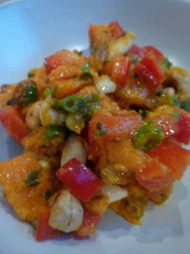 patate douce,poivron rouge,jeunes oignons,coriandre,citron vert,raisins blonds,amandes,arachides,noix de cajou,piment d'espelette,huile d'olive,sucre,vinaigre de cidre,curcuma,coriandre en poudre,cumin en poudre,sauce srirarcha