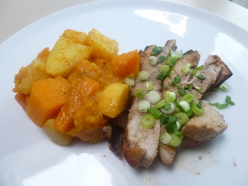 Jambon de porcelet, cumin, coriandre, gingembre, miel, sauce teriyaki, sucre brun, sucre blanc, moutarde, 5 épices, piment de cayenne, muscade, ananas, golden, navets, beurre, buternut, orange, carottes, pommes de terre, jeunes oignons, coriandre fraiche 