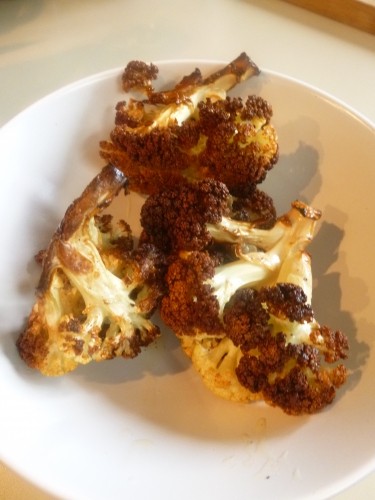 chou-fleur,beurre clarifié,poireaux,beurre,umeboshi,saumon,mirin,sauce soja,saké,piment d'espelette,sucre,pimenton,concentré de tomates,vinaigre de vin rouge,poivrons,amandes,noisettes,safran,ail,pain,huile d'olive