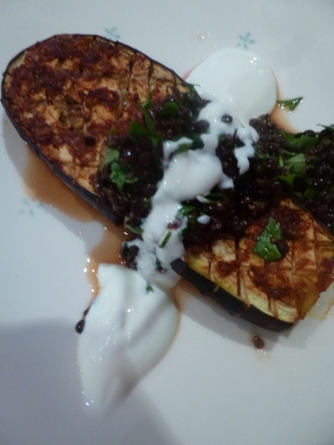 aubergines,harissa,ail,sirop de grenade,zeste de citron,huile d'olive,lentilles belluga,graines de chia,persil plat,coriandre,menthe,yaourt grec,vinaigre balsamique,jus de citron