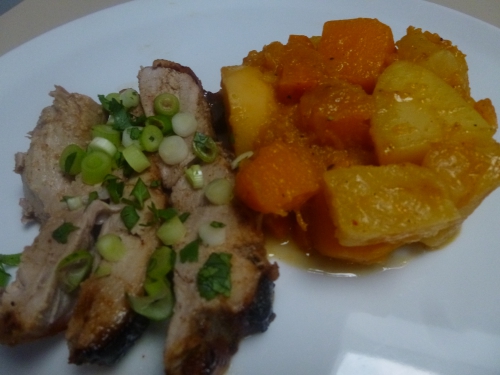 Jambon de porcelet, cumin, coriandre, gingembre, miel, sauce teriyaki, sucre brun, sucre blanc, moutarde, 5 épices, piment de cayenne, muscade, ananas, golden, navets, beurre, buternut, orange, carottes, pommes de terre, jeunes oignons, coriandre fraiche 