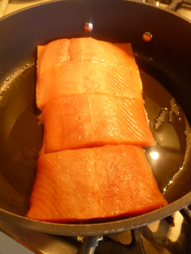 chou-fleur,beurre clarifié,poireaux,beurre,umeboshi,saumon,mirin,sauce soja,saké,piment d'espelette,sucre,pimenton,concentré de tomates,vinaigre de vin rouge,poivrons,amandes,noisettes,safran,ail,pain,huile d'olive