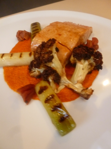 chou-fleur,beurre clarifié,poireaux,beurre,umeboshi,saumon,mirin,sauce soja,saké,piment d'espelette,sucre,pimenton,concentré de tomates,vinaigre de vin rouge,poivrons,amandes,noisettes,safran,ail,pain,huile d'olive