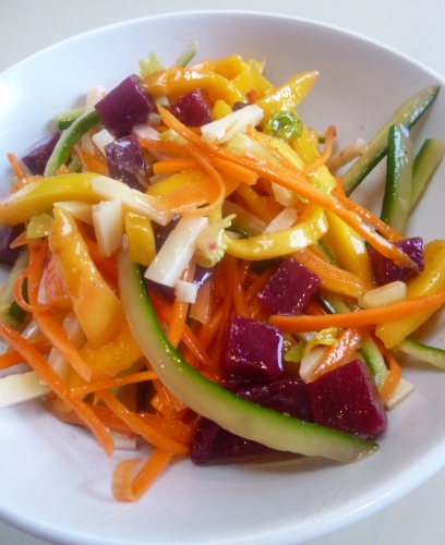 Carottes, Jeunes concombres, Mangue, Pecorino, Little Gem, Pistaches, Raisins Secs, Betterave, Citron Vert, Miel, Huile d'Olive, Piment d'Espelette