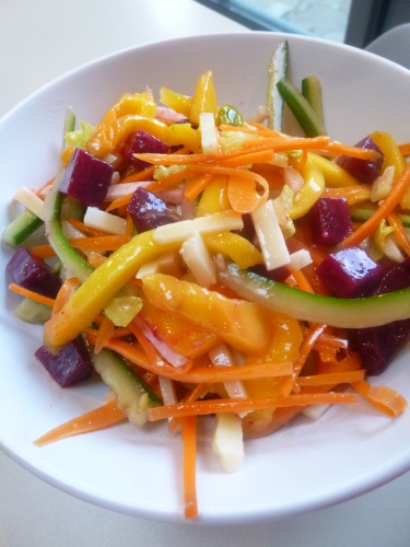 Carottes, Jeunes concombres, Mangue, Pecorino, Little Gem, Pistaches, Raisins Secs, Betterave, Citron Vert, Miel, Huile d'Olive, Piment d'Espelette