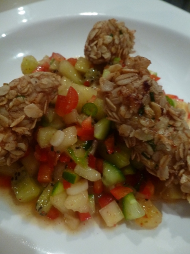 kiwi jaune,kiwi vert,poivron rouge,concombre,jeunes oignons,coriandre moulue,citron,piment d'espelette,piment de cayenne,poulet,oeufs,flocons d'avoine,sauce soja,ciboulette,huile de pépins de raisins,curry