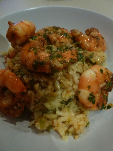 riz de camargue,bouillon de volaille,oignon,céleri vert,poivron vert,ail,paprika,piment de cayenne,origan,basilic,crevettes,scampi,épices cajun,vin blanc,huile d'olive,citron,persil plat