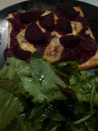 pâte feuilletée,betteraves,oignons rouges,vinaigre de xères,piment d'espelette,fromage li p'tit rossé,graines de carvi