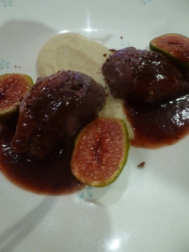 pigeon ramier,fleur de sel,poivre voatsiperifery,céleri rave,bouillon de volaille,lait,crème épaisse,thym,xanthane,figues,cannelle,anis,banuyls,fond de gibier,echalotes,miel,sauce soja,vinaigre balsamique,piment d'espelette,sucre,surce vanille en poudre