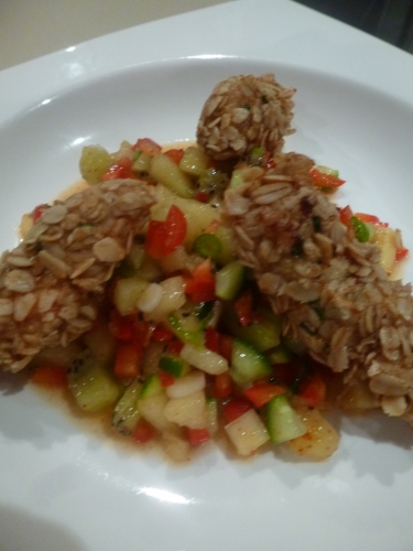 kiwi jaune,kiwi vert,poivron rouge,concombre,jeunes oignons,coriandre moulue,citron,piment d'espelette,piment de cayenne,poulet,oeufs,flocons d'avoine,sauce soja,ciboulette,huile de pépins de raisins,curry