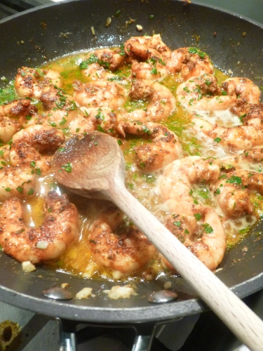 riz de camargue,bouillon de volaille,oignon,céleri vert,poivron vert,ail,paprika,piment de cayenne,origan,basilic,crevettes,scampi,épices cajun,vin blanc,huile d'olive,citron,persil plat