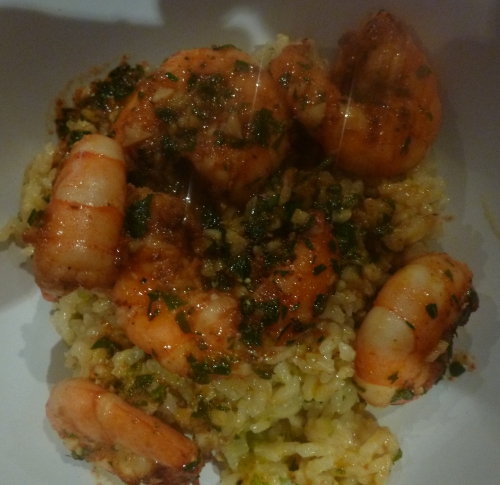 riz de camargue,bouillon de volaille,oignon,céleri vert,poivron vert,ail,paprika,piment de cayenne,origan,basilic,crevettes,scampi,épices cajun,vin blanc,huile d'olive,citron,persil plat