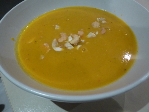 carottes,gingembre,oignons,ail,piment rouge,lait de coco,bouillon de volaille,coriandre,noix de cajou