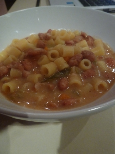 borlotti,pâtes,huile d'olive,parmesan,piment d'espelette,carotte,oignon,céleri,ail,tomates,sauge,laurier