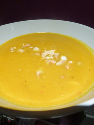 carottes,gingembre,oignons,ail,piment rouge,lait de coco,bouillon de volaille,coriandre,noix de cajou