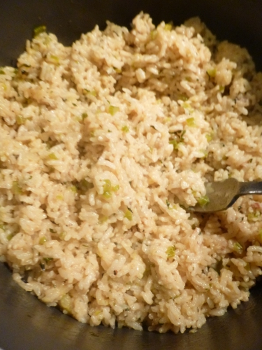 riz de camargue,bouillon de volaille,oignon,céleri vert,poivron vert,ail,paprika,piment de cayenne,origan,basilic,crevettes,scampi,épices cajun,vin blanc,huile d'olive,citron,persil plat