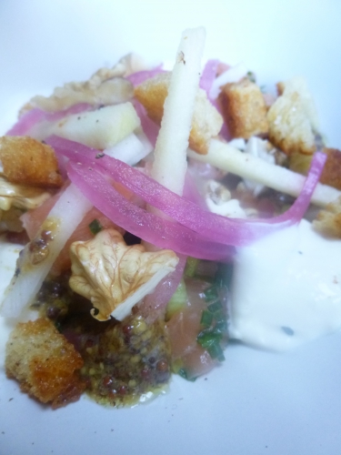 saumon,daikon,radis noir,radis,oignon rouge,pomme granny,ciboulette,noix,pain,seigle,moutarde,huile d'olive,sauce soja,pâte de raifort,yaourt grec,crème epaisse,citron,jeunes oignons,vinaigre d'estragon,estragon,sucre semoule,coriandre,poivre blanc