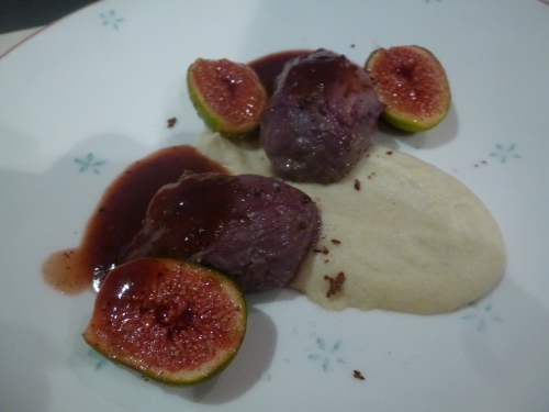 pigeon ramier,fleur de sel,poivre voatsiperifery,céleri rave,bouillon de volaille,lait,crème épaisse,thym,xanthane,figues,cannelle,anis,banuyls,fond de gibier,echalotes,miel,sauce soja,vinaigre balsamique,piment d'espelette,sucre,surce vanille en poudre