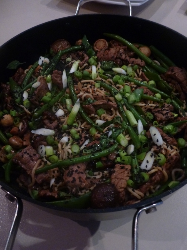 sauce soja,sauce chili douce,huile de sésame,ail,sauce huitres,steak,haricots verts,sugar snaps,huile de tournesol,champignons de paris,pleurottes,shiitake,jeunes oignons,graines de sésame noir,nouilles,basilic thai,ramen