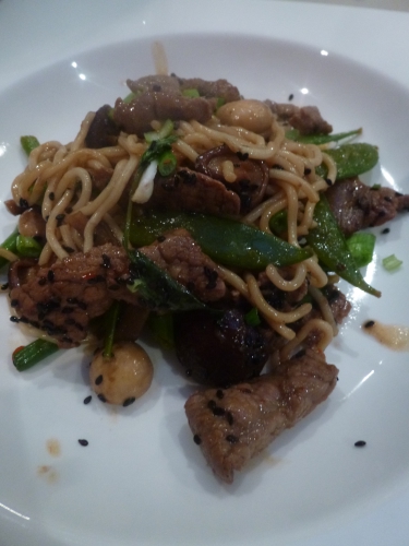 sauce soja,sauce chili douce,huile de sésame,ail,sauce huitres,steak,haricots verts,sugar snaps,huile de tournesol,champignons de paris,pleurottes,shiitake,jeunes oignons,graines de sésame noir,nouilles,basilic thai,ramen