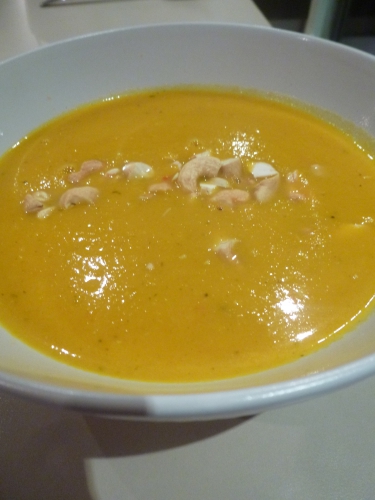 carottes,gingembre,oignons,ail,piment rouge,lait de coco,bouillon de volaille,coriandre,noix de cajou