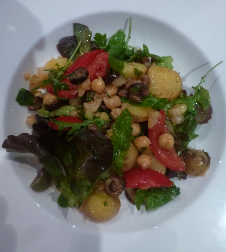 pois chiches,pommes de terre,olives noires,tomates,celeri blanc,vinaigre de xères,huile d'olive,fleur de sel,poivre,citron vert,anchois,radicchio,roquette,menthe,piment d'espelette
