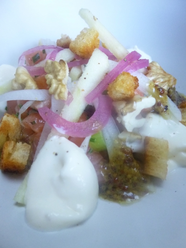 saumon,daikon,radis noir,radis,oignon rouge,pomme granny,ciboulette,noix,pain,seigle,moutarde,huile d'olive,sauce soja,pâte de raifort,yaourt grec,crème epaisse,citron,jeunes oignons,vinaigre d'estragon,estragon,sucre semoule,coriandre,poivre blanc