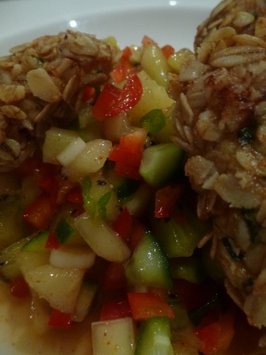 kiwi jaune,kiwi vert,poivron rouge,concombre,jeunes oignons,coriandre moulue,citron,piment d'espelette,piment de cayenne,poulet,oeufs,flocons d'avoine,sauce soja,ciboulette,huile de pépins de raisins,curry