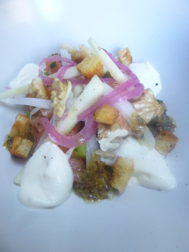 saumon,daikon,radis noir,radis,oignon rouge,pomme granny,ciboulette,noix,pain,seigle,moutarde,huile d'olive,sauce soja,pâte de raifort,yaourt grec,crème epaisse,citron,jeunes oignons,vinaigre d'estragon,estragon,sucre semoule,coriandre,poivre blanc