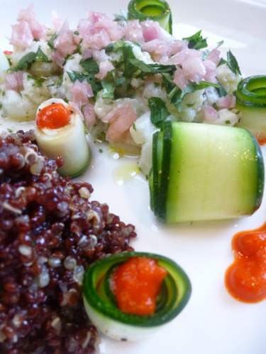 quinoa,bouillon de légumes,cabillaud,poivron rouge,piquillos,piment d'espelette,courgette,huile d'olive,citron vert,echalote,vinaigre de vin blanc,sucre,coriandre