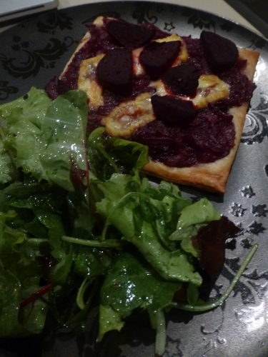 pâte feuilletée,betteraves,oignons rouges,vinaigre de xères,piment d'espelette,fromage li p'tit rossé,graines de carvi