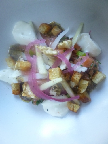 saumon,daikon,radis noir,radis,oignon rouge,pomme granny,ciboulette,noix,pain,seigle,moutarde,huile d'olive,sauce soja,pâte de raifort,yaourt grec,crème epaisse,citron,jeunes oignons,vinaigre d'estragon,estragon,sucre semoule,coriandre,poivre blanc