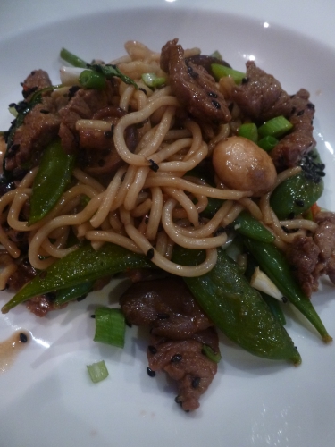 sauce soja,sauce chili douce,huile de sésame,ail,sauce huitres,steak,haricots verts,sugar snaps,huile de tournesol,champignons de paris,pleurottes,shiitake,jeunes oignons,graines de sésame noir,nouilles,basilic thai,ramen