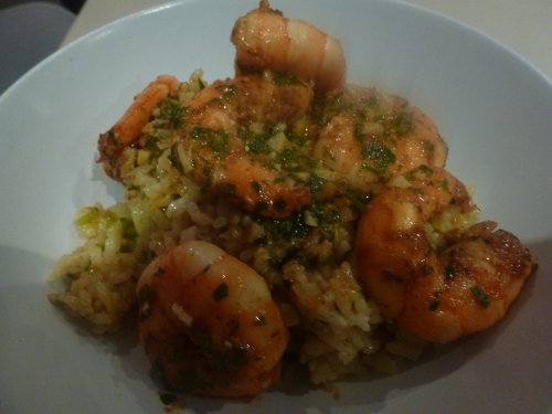 riz de camargue,bouillon de volaille,oignon,céleri vert,poivron vert,ail,paprika,piment de cayenne,origan,basilic,crevettes,scampi,épices cajun,vin blanc,huile d'olive,citron,persil plat