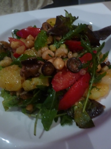 pois chiches,pommes de terre,olives noires,tomates,celeri blanc,vinaigre de xères,huile d'olive,fleur de sel,poivre,citron vert,anchois,radicchio,roquette,menthe,piment d'espelette