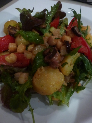 pois chiches,pommes de terre,olives noires,tomates,celeri blanc,vinaigre de xères,huile d'olive,fleur de sel,poivre,citron vert,anchois,radicchio,roquette,menthe,piment d'espelette