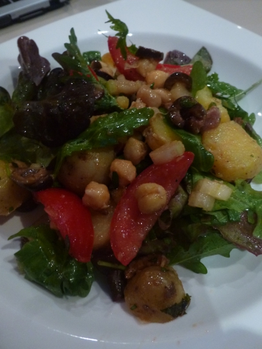 pois chiches,pommes de terre,olives noires,tomates,celeri blanc,vinaigre de xères,huile d'olive,fleur de sel,poivre,citron vert,anchois,radicchio,roquette,menthe,piment d'espelette