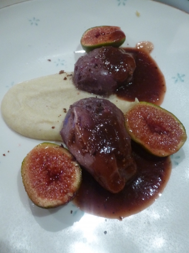 pigeon ramier,fleur de sel,poivre voatsiperifery,céleri rave,bouillon de volaille,lait,crème épaisse,thym,xanthane,figues,cannelle,anis,banuyls,fond de gibier,echalotes,miel,sauce soja,vinaigre balsamique,piment d'espelette,sucre,surce vanille en poudre