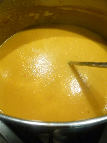 carottes,gingembre,oignons,ail,piment rouge,lait de coco,bouillon de volaille,coriandre,noix de cajou