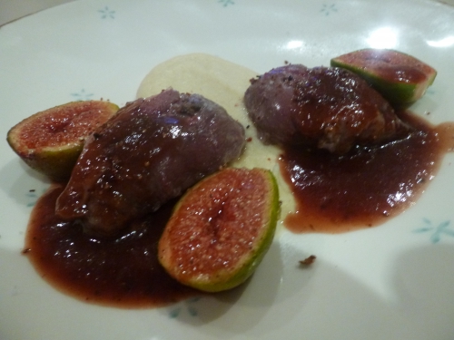 pigeon ramier,fleur de sel,poivre voatsiperifery,céleri rave,bouillon de volaille,lait,crème épaisse,thym,xanthane,figues,cannelle,anis,banuyls,fond de gibier,echalotes,miel,sauce soja,vinaigre balsamique,piment d'espelette,sucre,surce vanille en poudre