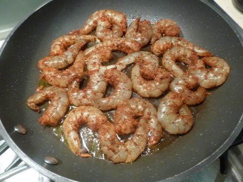 riz de camargue,bouillon de volaille,oignon,céleri vert,poivron vert,ail,paprika,piment de cayenne,origan,basilic,crevettes,scampi,épices cajun,vin blanc,huile d'olive,citron,persil plat