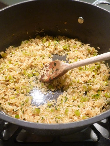 riz de camargue,bouillon de volaille,oignon,céleri vert,poivron vert,ail,paprika,piment de cayenne,origan,basilic,crevettes,scampi,épices cajun,vin blanc,huile d'olive,citron,persil plat