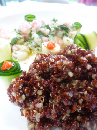 quinoa,bouillon de légumes,cabillaud,poivron rouge,piquillos,piment d'espelette,courgette,huile d'olive,citron vert,echalote,vinaigre de vin blanc,sucre,coriandre