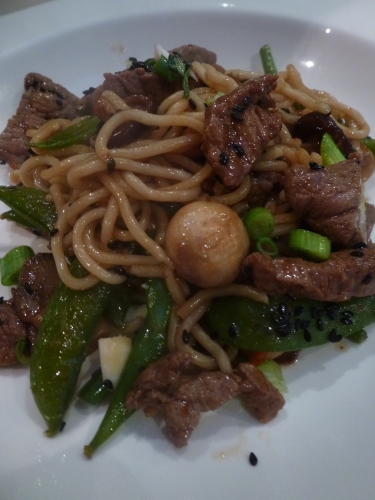 sauce soja,sauce chili douce,huile de sésame,ail,sauce huitres,steak,haricots verts,sugar snaps,huile de tournesol,champignons de paris,pleurottes,shiitake,jeunes oignons,graines de sésame noir,nouilles,basilic thai,ramen